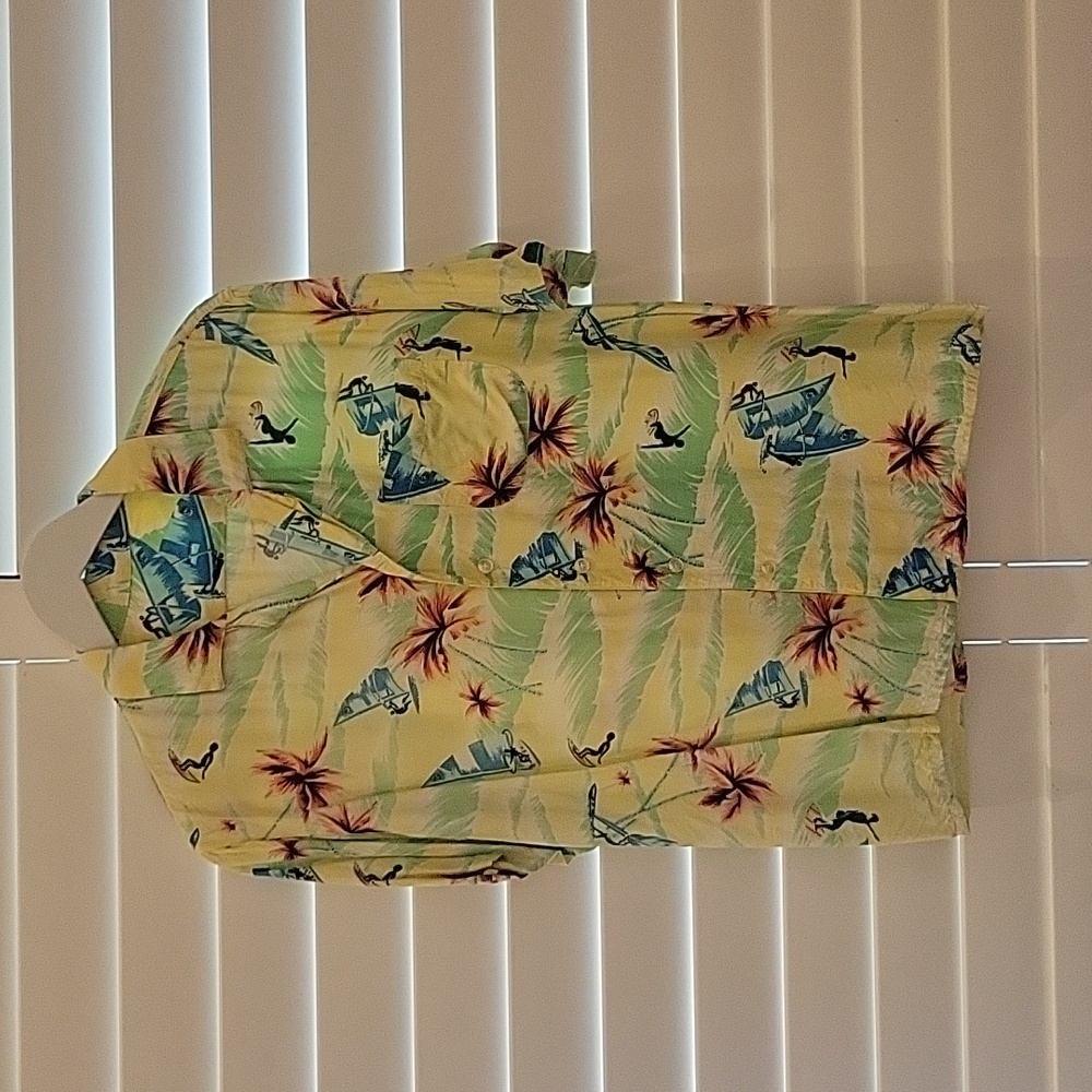 Men's short sleeve Hawaiian shirt, size L, brand unknown.